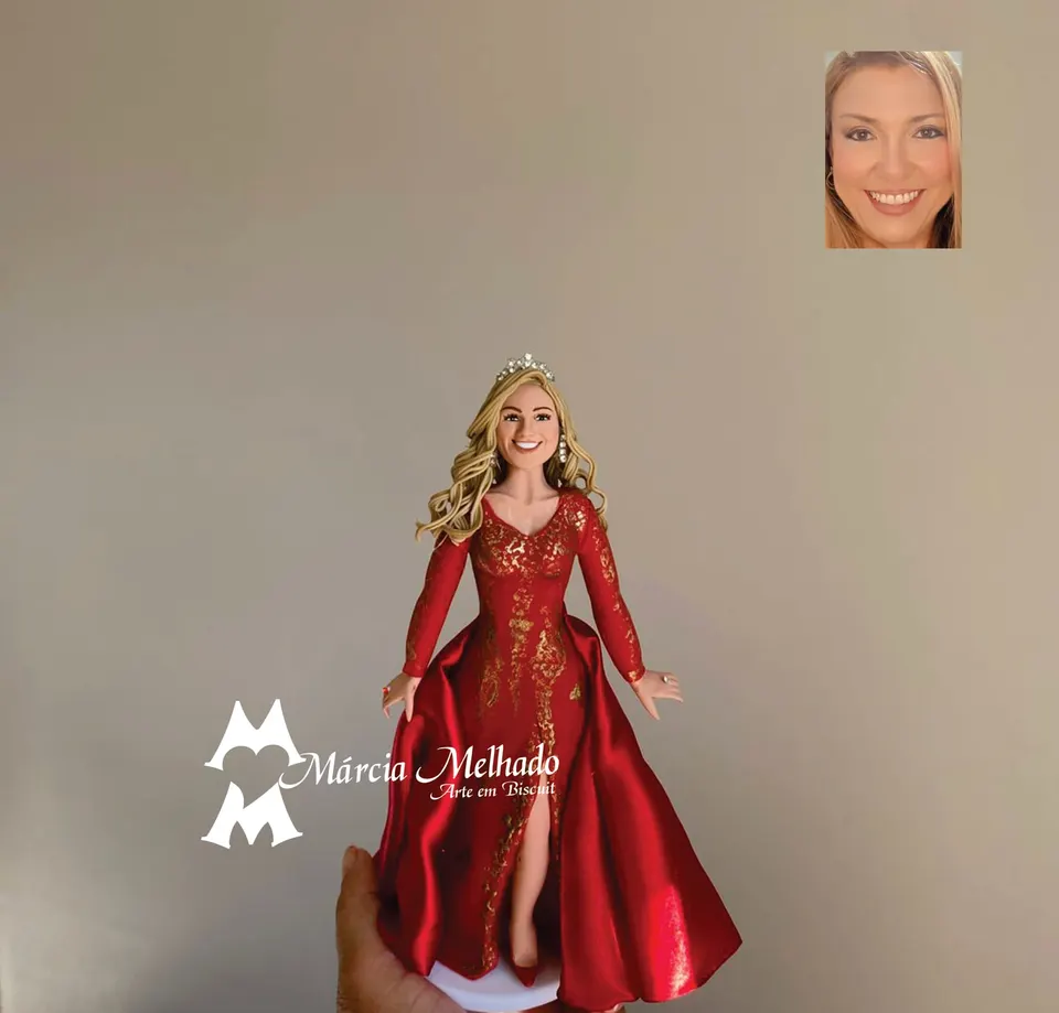 Boneca de vestido vermelho de gala com tiara e bordados dourados Boneca de biscuit loira com tiara e vestido longo vermelho de cetim bordado em dourado, com fenda e sapatos vermelhos