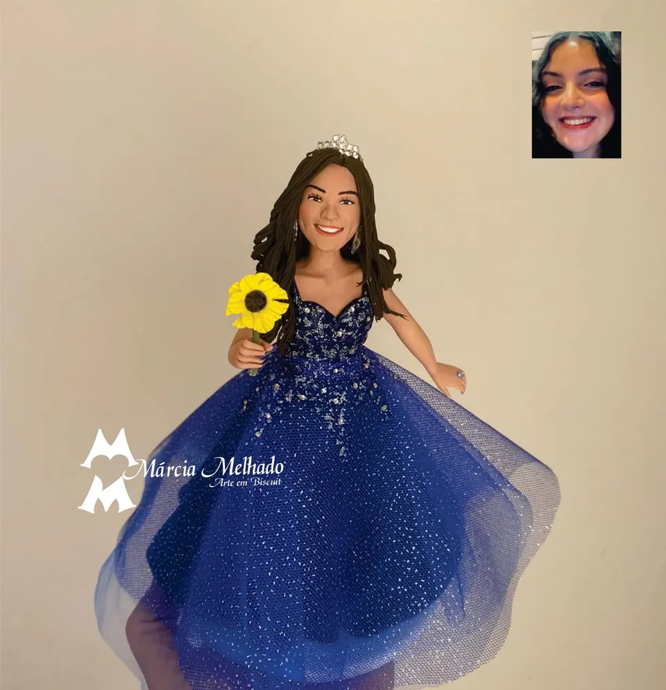 Boneca debutante de vestido azul com tiara e girassol Boneca de biscuit de jovem com tiara, cabelo castanho longo e vestido azul royal de tule brilhante, segurando um girassol