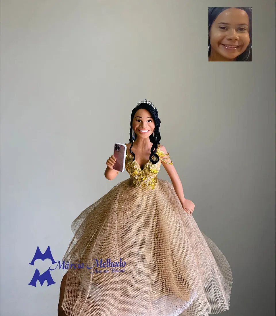 Boneca debutante de vestido dourado com celular na mão Boneca de biscuit de jovem com tiara, cabelo preto e vestido dourado de tule brilhante, segurando um celular na mão