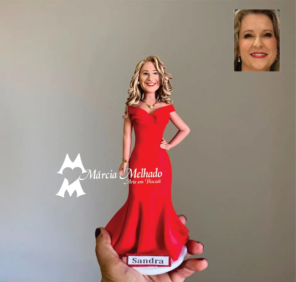 Boneca elegante com vestido longo vermelho e cabelo loiro cacheado Boneca de biscuit loira de cabelo cacheado com vestido longo vermelho sereia, mão na cintura, sobre base com plaquinha
