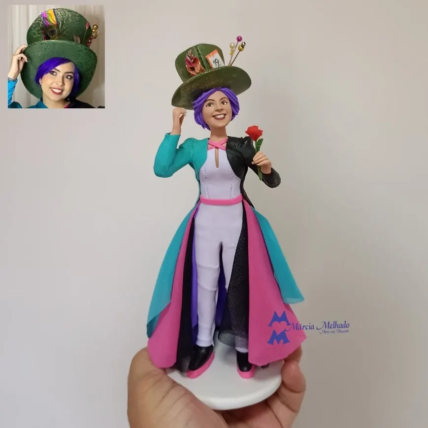 Boneca fantasiada de Chapeleira Maluca com cartola e rosa Boneca de biscuit de cabelo roxo fantasiada de Chapeleira Maluca, com cartola verde, casaco colorido e rosa vermelha