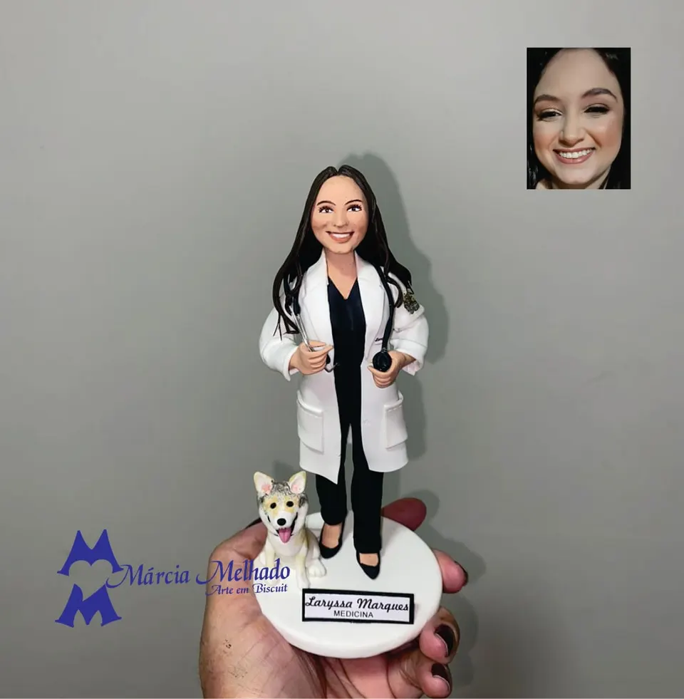 Boneca médica de jaleco com estetoscópio e cachorro Boneca de biscuit de médica com jaleco branco e estetoscópio, com cachorro sentado ao lado na base com plaquinha