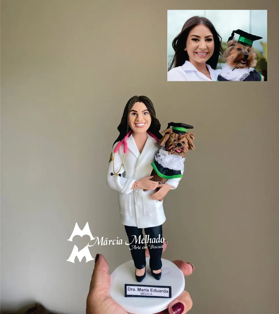 Boneca médica formanda com cachorro de beca e capelo Boneca de biscuit de médica de jaleco branco e estetoscópio rosa segurando um cachorro vestido com beca e capelo de formatura