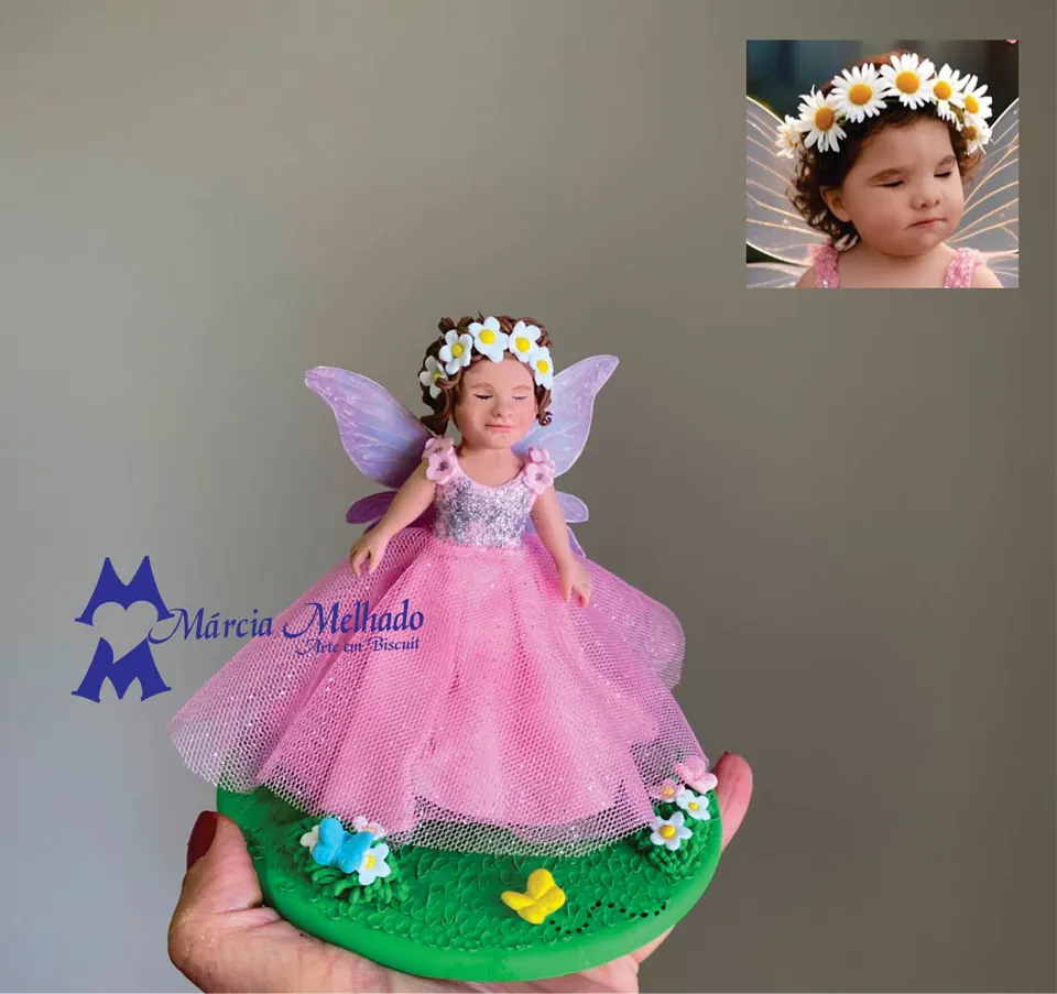 Boneca médica pediatra examinando bebê com estetoscópio rosa Boneca de biscuit pediatra de jaleco branco sentada num pufe rosa, auscultando uma bebê de vestido rosa com estetoscópio rosa