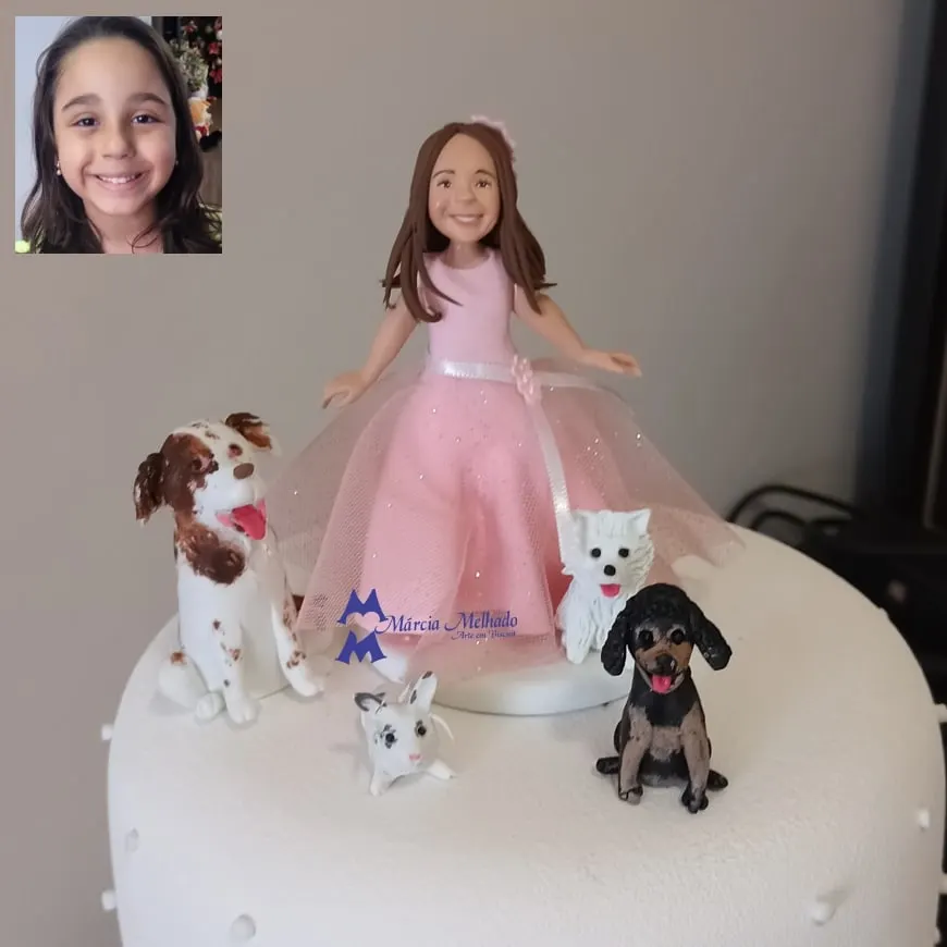 Boneca menina com vestido rosa de tule, três cachorros e coelho Boneca de biscuit de menina com vestido rosa de tule em cima de um bolo branco, cercada por três cachorros e um coelho