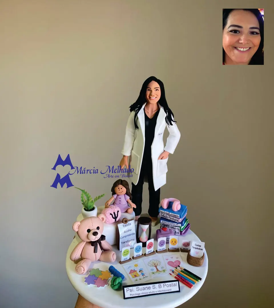 Boneca psicóloga infantil com ursinho, cartas de emoções e livros Boneca de biscuit psicóloga de jaleco branco em pé entre ursinho, boneca, cérebro com símbolo psi, cartas de emoções e livros