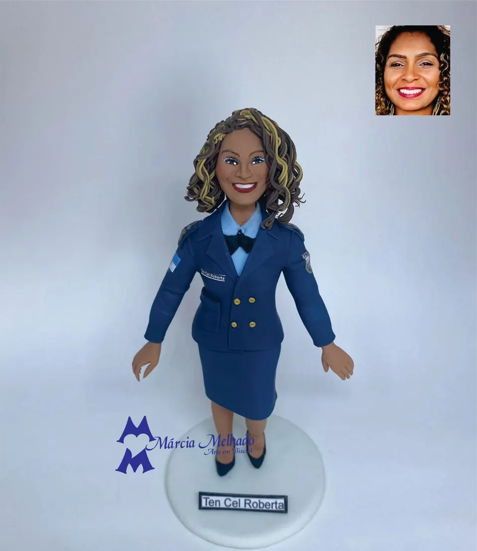 Boneca tenente-coronel com farda azul de gala Boneca de biscuit de oficial militar com farda azul de gala, cabelos cacheados e sapatos pretos sobre base branca
