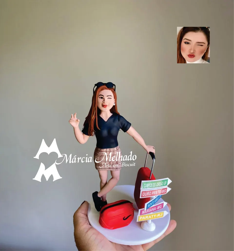 Boneca viajante ruiva com mala vermelha e placas de destinos Boneca de biscuit de mulher ruiva piscando, com mala vermelha, pochete vermelha e placas com nomes de cidades turísticas