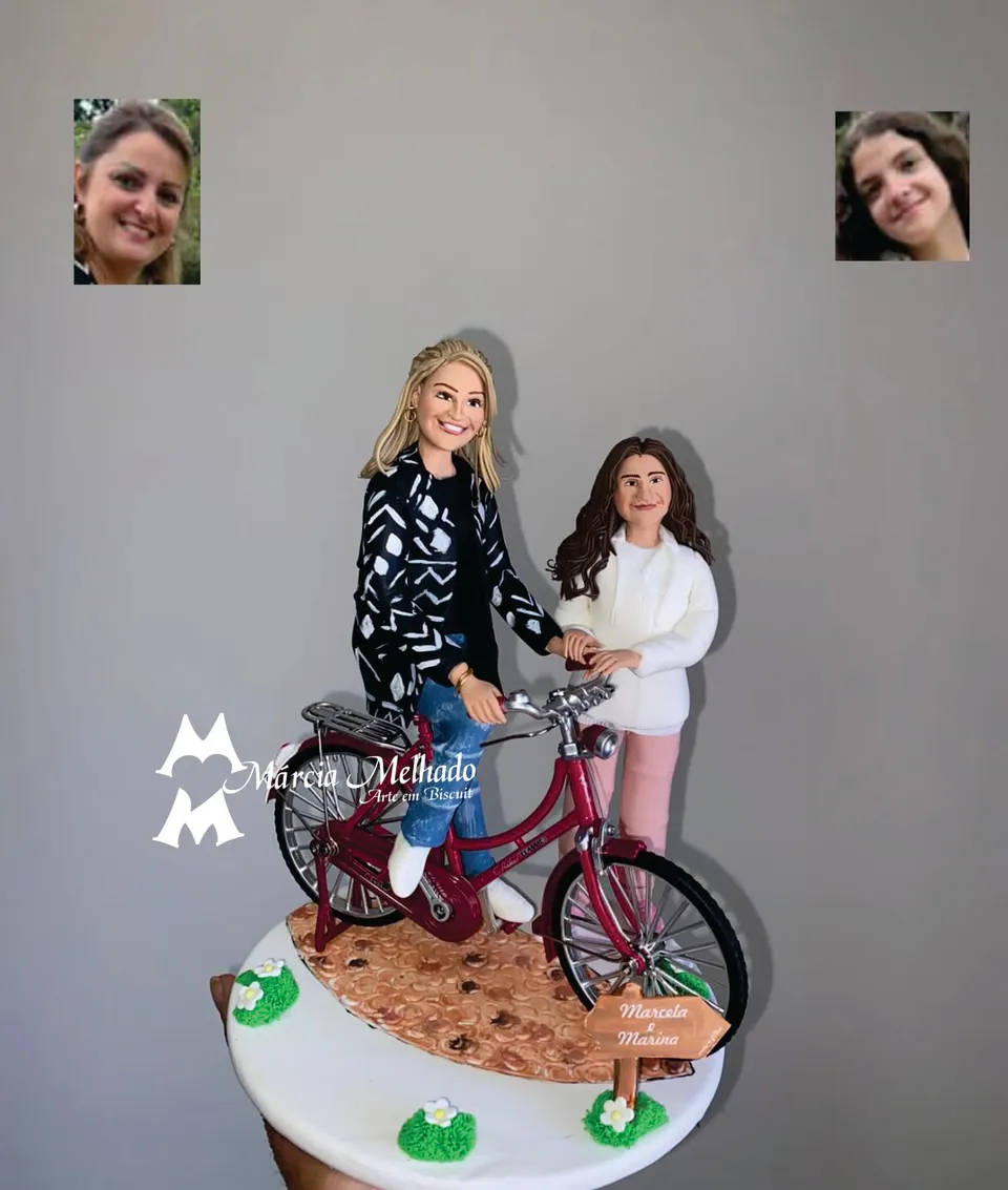 Bonecas de mulher e jovem com bicicleta vermelha Duas bonecas de biscuit com bicicleta vermelha, uma loira de casaco estampado no selim e uma jovem morena ao lado