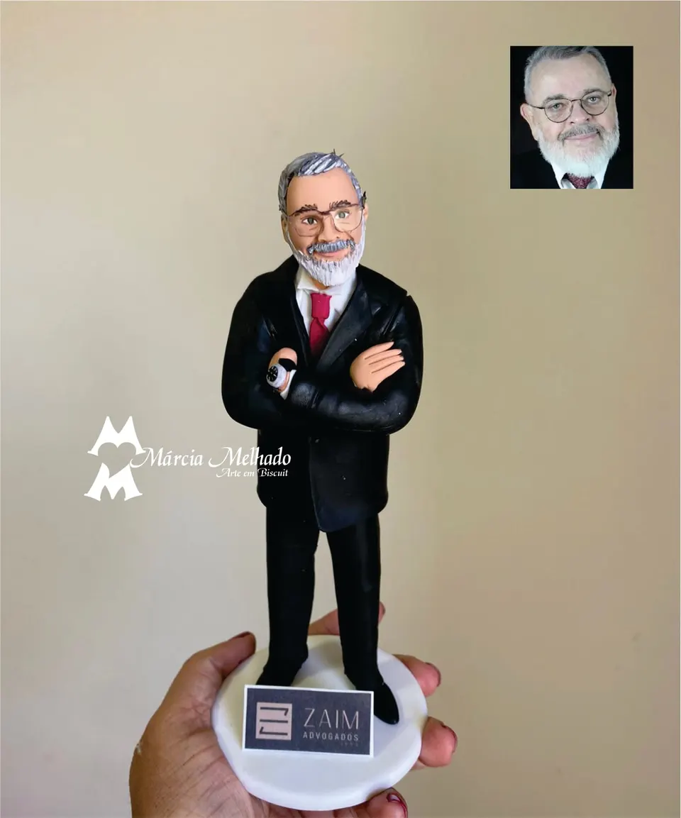 Boneco advogado de terno preto e gravata vermelha com braços cruzados Boneco de biscuit de advogado grisalho de óculos e barba branca com terno preto e gravata vermelha, braços cruzados