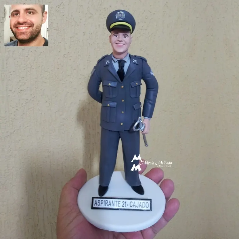 Boneco aspirante a oficial com uniforme de gala, quepe e espada Boneco de biscuit de aspirante a oficial com uniforme de gala cinza, quepe e espadim na mão