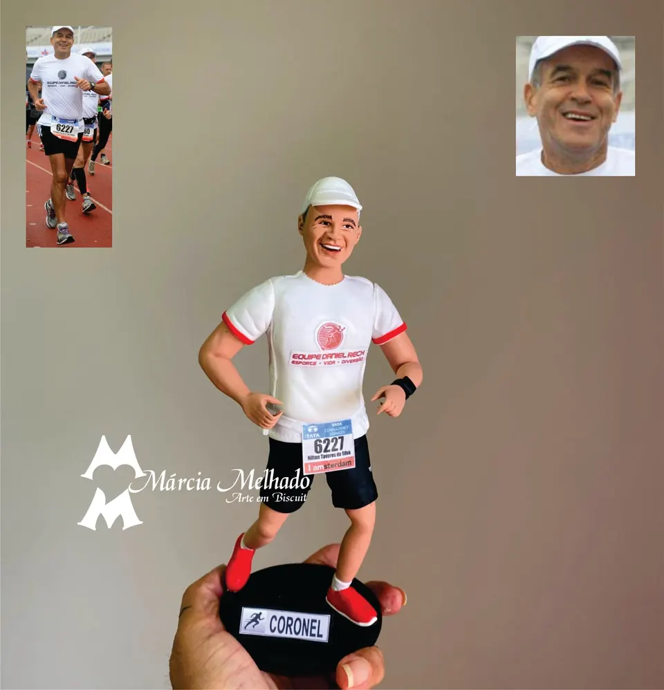 Boneco corredor de maratona com boné e número de peito Boneco de biscuit de corredor com boné branco, camiseta branca de equipe, número de peito, bermuda preta e tênis vermelhos