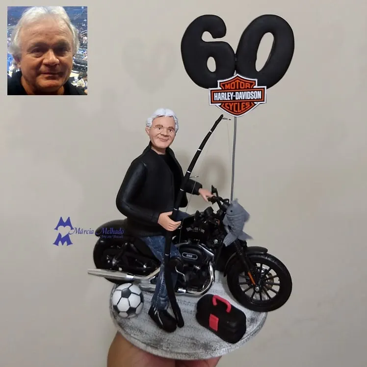 Boneco de aniversário 60 anos com moto Harley-Davidson e vara de pesca Boneco de biscuit grisalho de jaqueta de couro em moto Harley-Davidson, com vara de pesca, bola de futebol e número 60