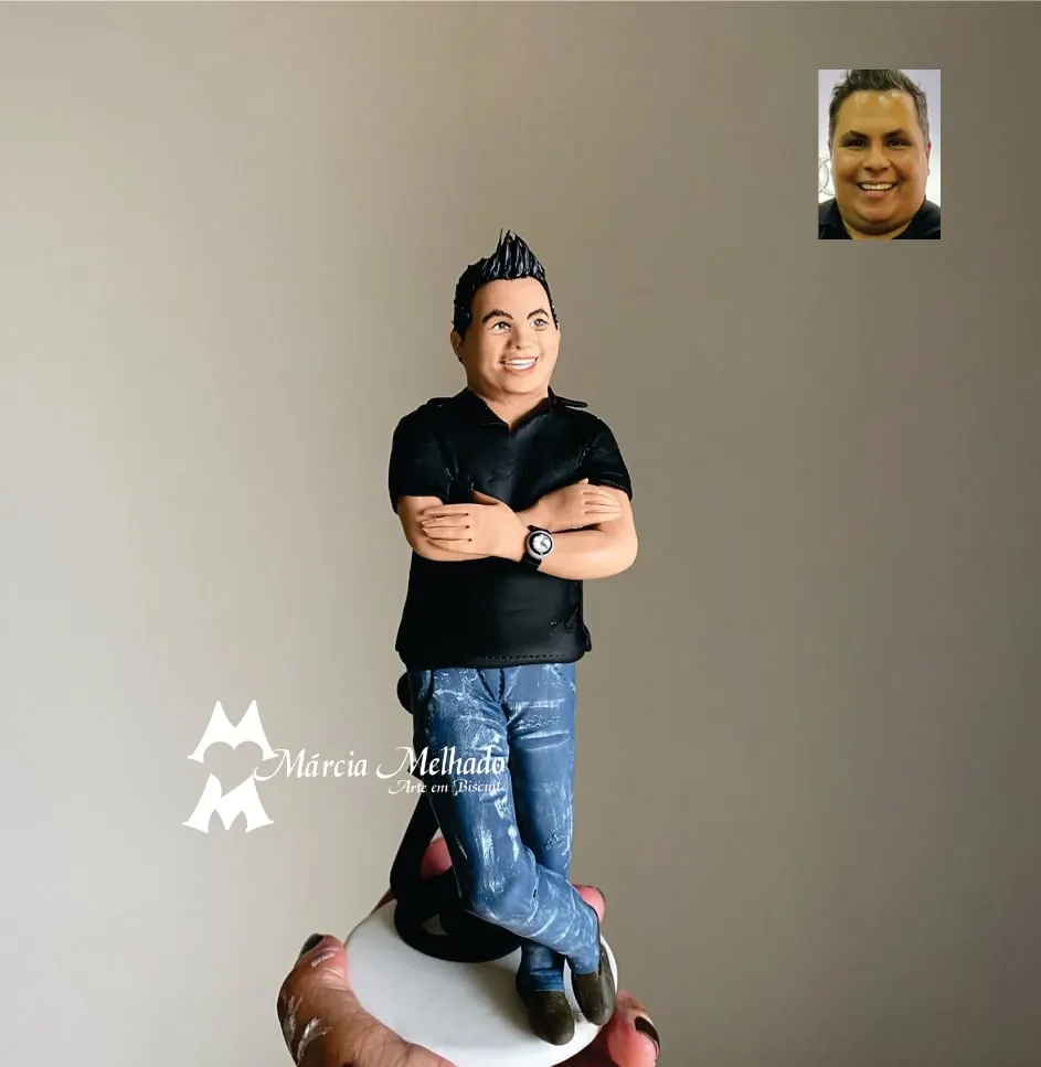 Boneco de braços cruzados com camisa polo preta e calça jeans Boneco de biscuit de homem de cabelo espetado, camisa polo preta e calça jeans com os braços cruzados
