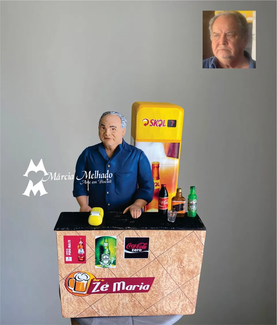 Boneco de dono de bar com balcão, geladeira e garrafas Boneco de biscuit de senhor grisalho de camisa azul atrás de balcão de bar com geladeira amarela de cerveja e garrafas