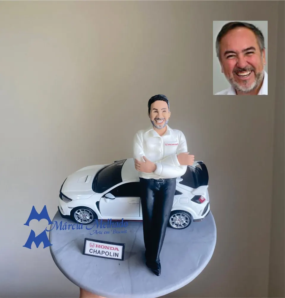 Boneco de homem com carro Honda Civic branco e plaquinha Boneco de biscuit de homem com camisa da Honda, de braços cruzados, encostado em um Honda Civic branco
