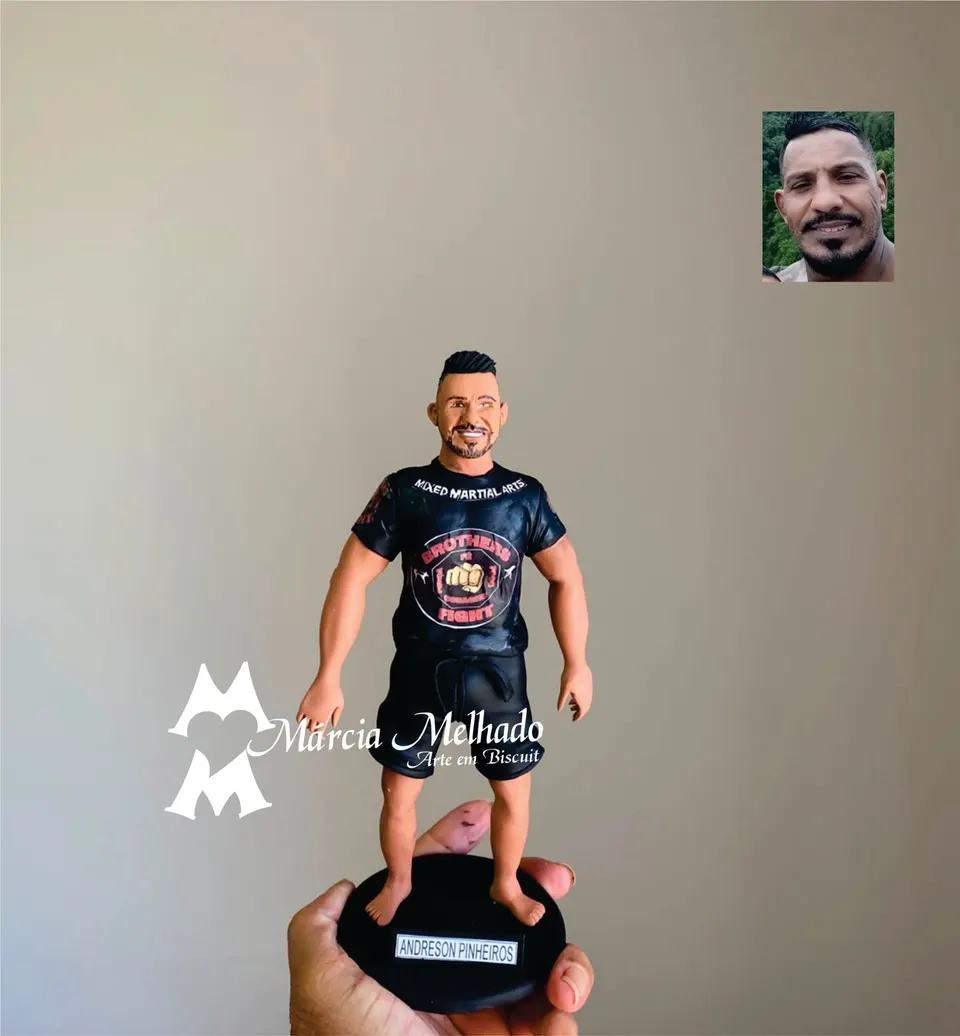 Boneco lutador de MMA com camiseta de academia de luta Boneco de biscuit de lutador com camiseta preta de MMA, bermuda preta e pés descalços sobre base preta com plaquinha