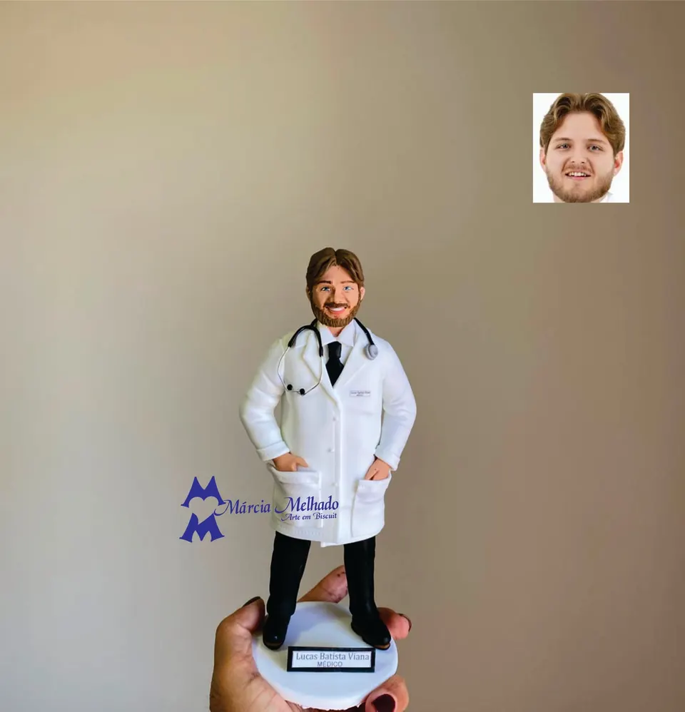 Boneco médico com jaleco branco e estetoscópio Boneco de biscuit de médico barbudo com jaleco branco, gravata preta, estetoscópio no pescoço e mãos nos bolsos