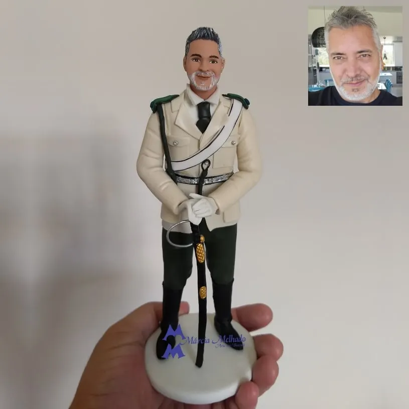 Boneco militar com uniforme de gala, luvas brancas e espada Boneco de biscuit de militar grisalho com túnica bege de gala, luvas brancas e espada apoiada à frente