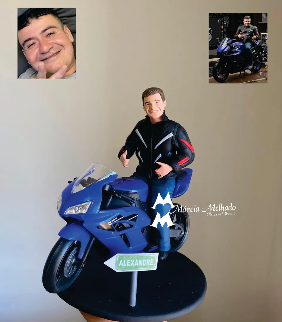 Boneco motociclista com jaqueta e moto esportiva azul Boneco de biscuit de motociclista com jaqueta preta e vermelha sentado em moto esportiva azul, com placa de estrada na base