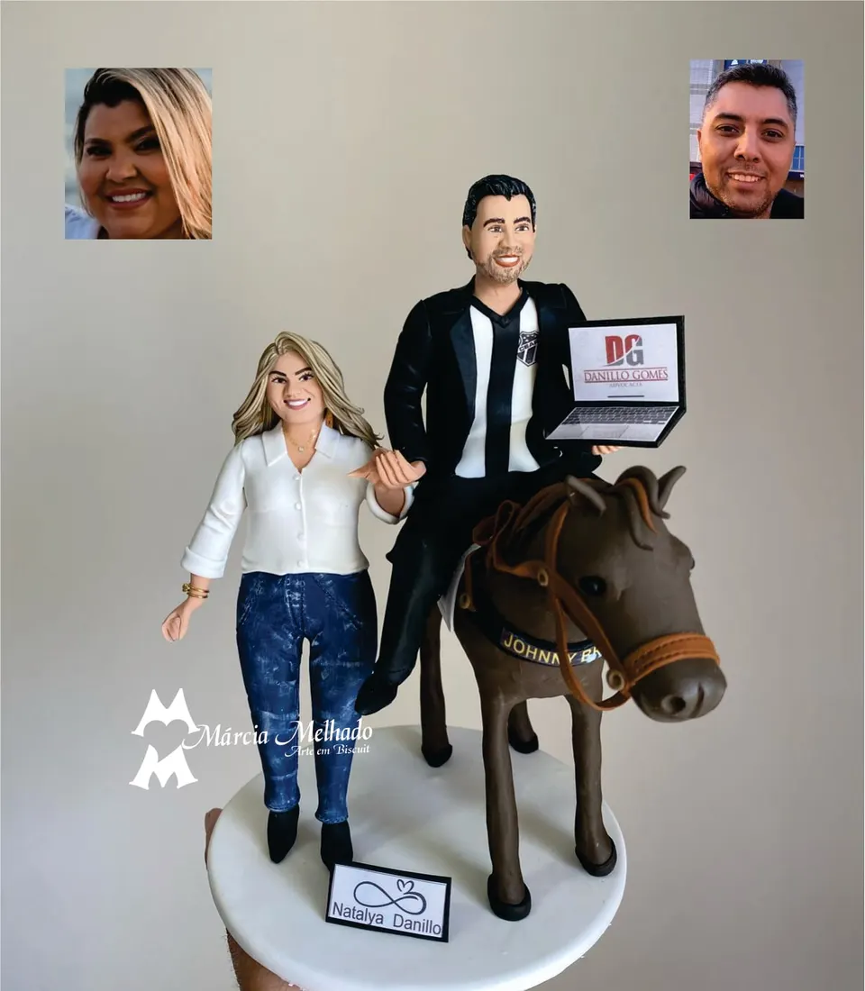 Bonecos de casal com advogado a cavalo e notebook Boneca loira de camisa branca e jeans ao lado de boneco montado em cavalo marrom segurando notebook de advocacia