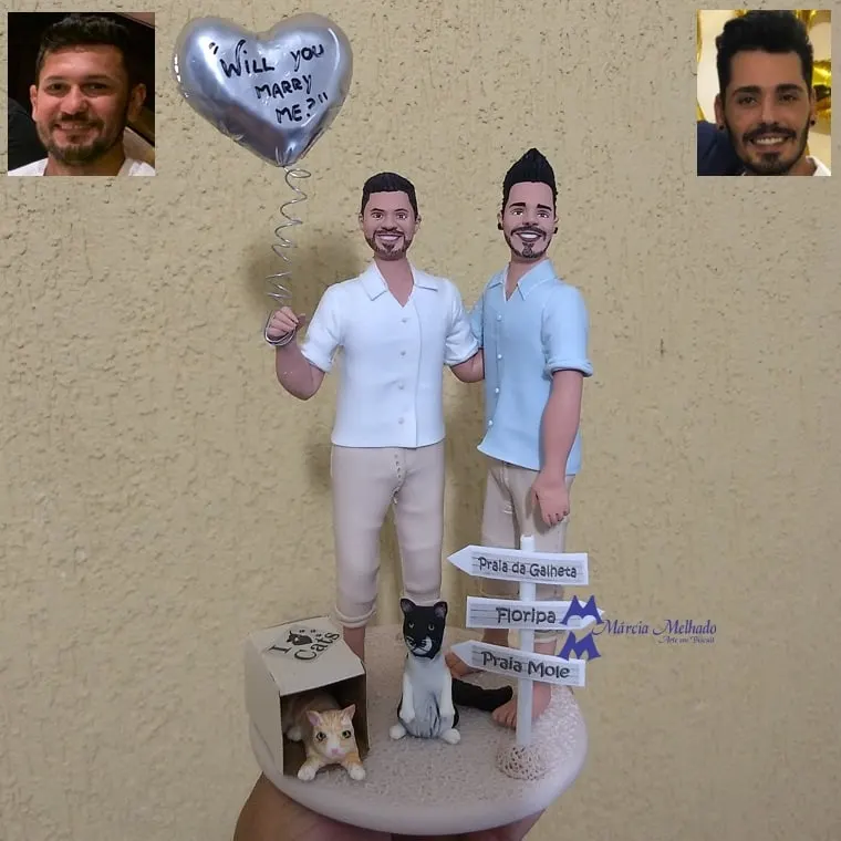 Bonecos de casal com pedido de casamento, gatos e placas de Floripa Bonecos de biscuit de dois homens abraçados com balão de coração prateado, dois gatos e placas de praias de Floripa.