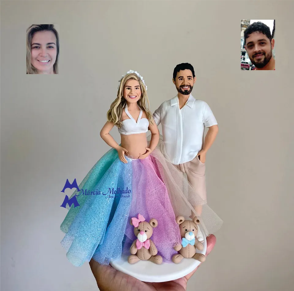 Bonecos de casal grávido com saia arco-íris e ursinhos de chá revelação Casal de biscuit com gestante de saia de tule arco-íris e homem de camisa branca, com dois ursinhos de laço rosa e azul