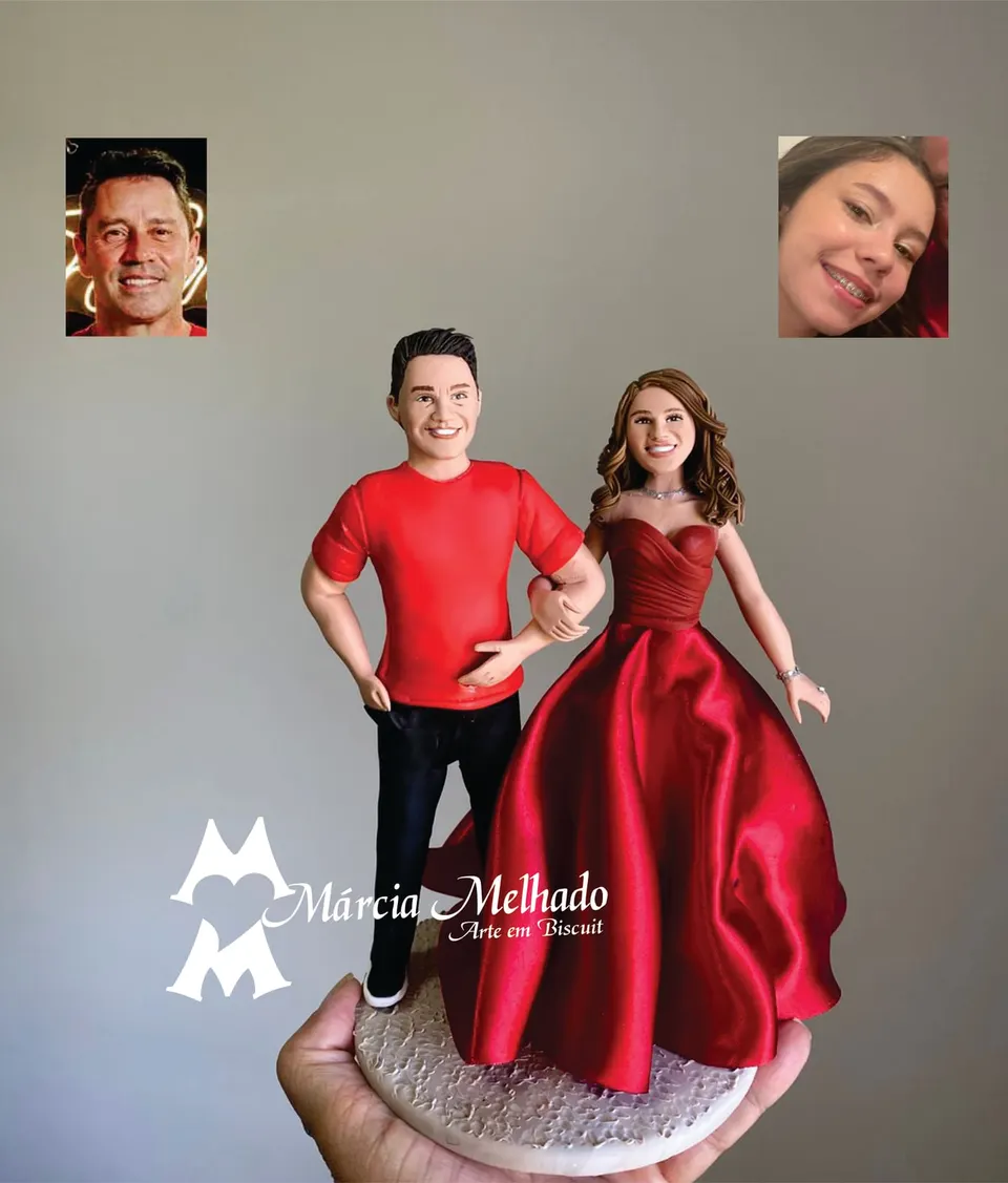 Bonecos de debutante com vestido vermelho e pai de braço dado Bonecos de biscuit de jovem com vestido longo vermelho de braço dado com homem de camiseta vermelha e calça preta