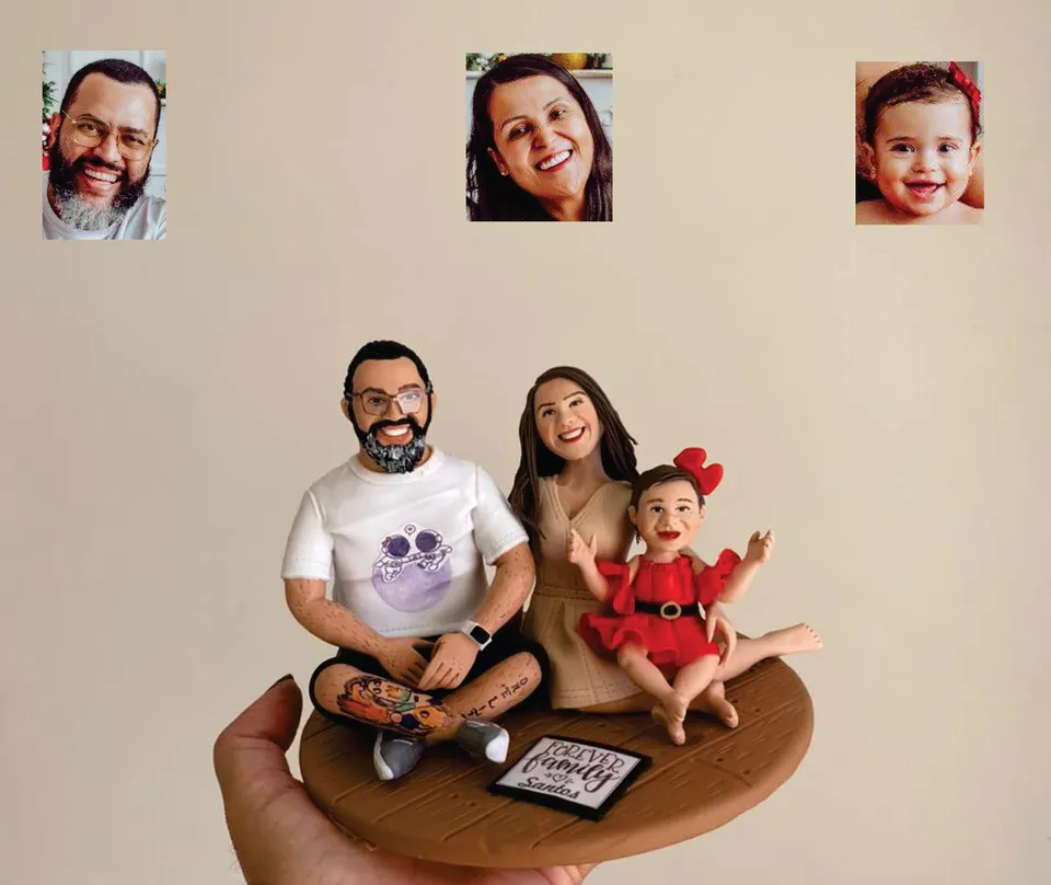 Bonecos de família com bebê sentados em base de madeira Bonecos de biscuit de pai tatuado, mãe de vestido bege e bebê de vestido vermelho sentados em base de madeira