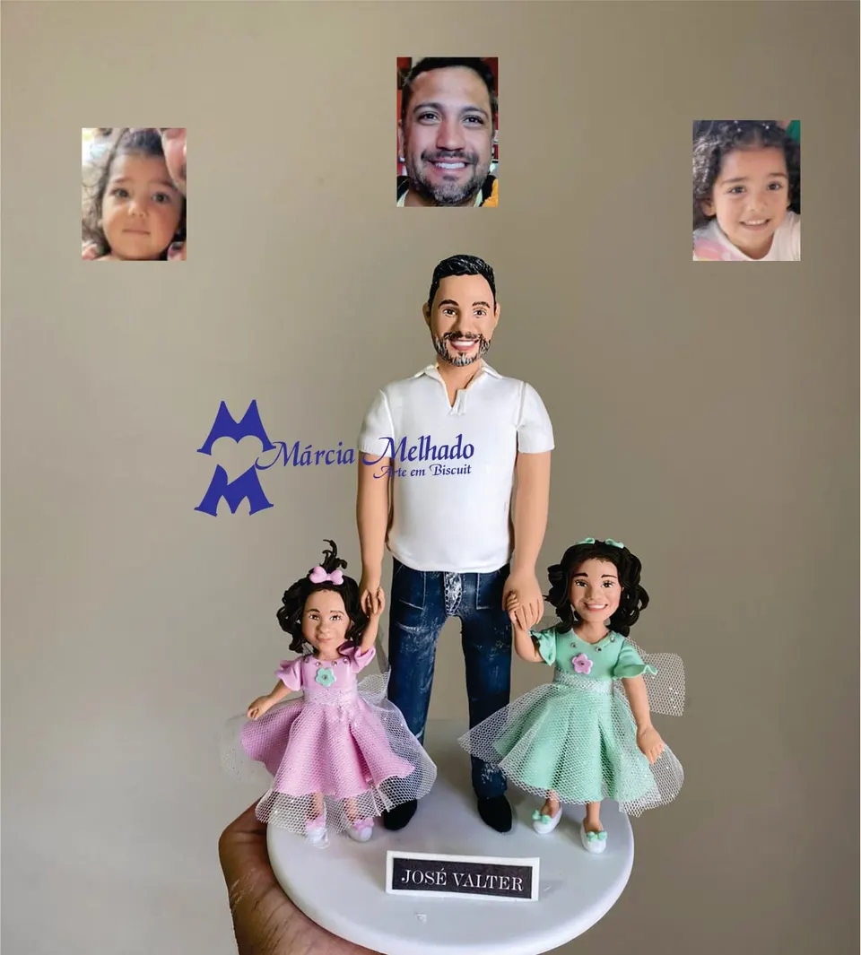 Bonecos de pai com duas filhas de vestido de tule Boneco de biscuit de pai de polo branca e jeans segurando as mãos de duas meninas com vestidos de tule rosa e verde