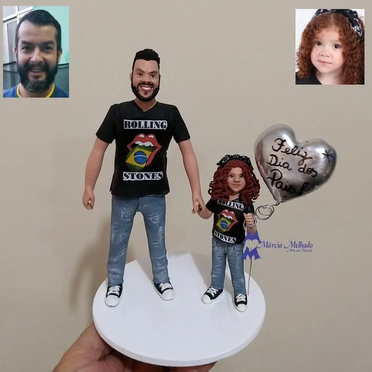 Bonecos de pai e filha com camisetas dos Rolling Stones Bonecos de biscuit de pai barbudo e filha ruiva com camisetas dos Rolling Stones e balão de coração de Feliz Dia dos Pais