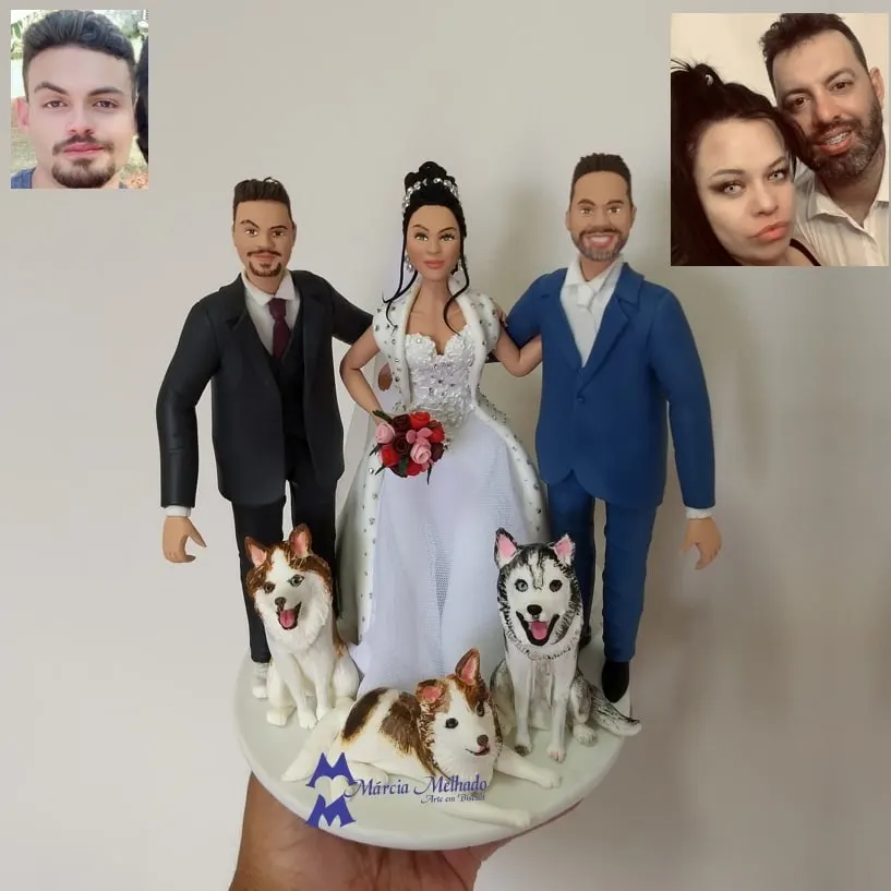Noiva entre dois homens de terno com três cachorros husky Noiva de biscuit com buquê de rosas entre dois homens de terno, um preto e um azul, e três cachorros husky sentados na base