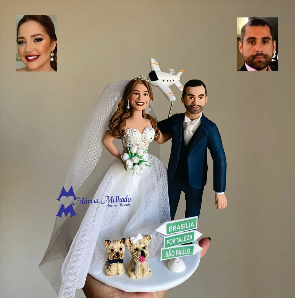 Noivinhos com avião, dois cachorros e placas de cidades Noivinhos de biscuit com avião branco, dois cachorros yorkshire e placas verdes de Brasília, Fortaleza e São Paulo na base
