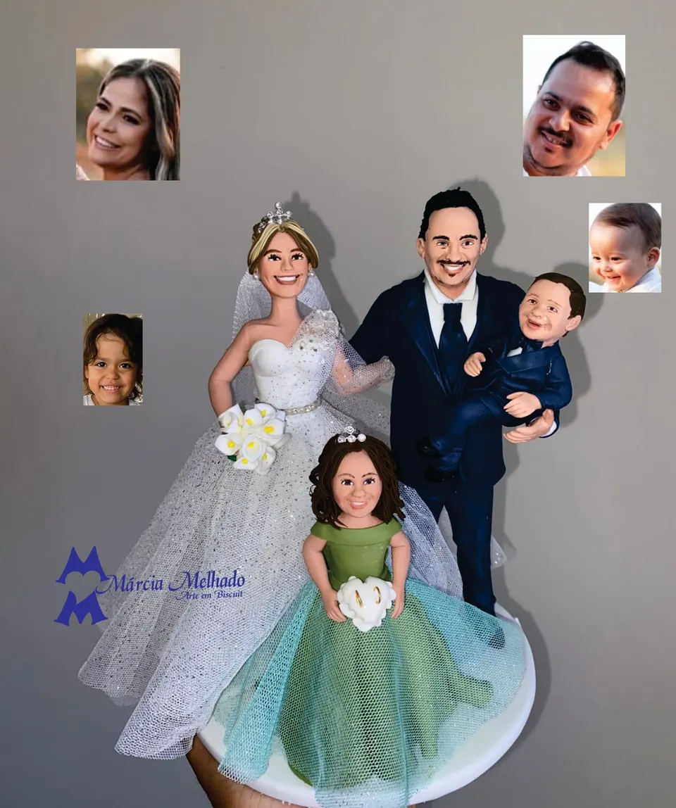 Noivinhos com bebê no colo e daminha com almofada de alianças Noivinhos de biscuit com noiva de véu e buquê, noivo de terno azul com bebê no colo e menina de vestido verde com alianças
