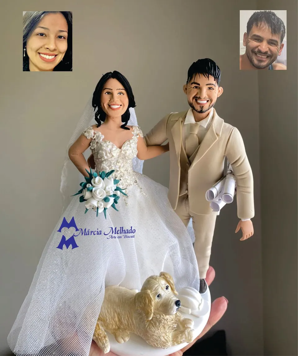 Noivinhos com cachorro golden e noivo de terno bege com projetos Noivinhos de biscuit: noiva de vestido branco com buquê, noivo de terno bege com rolos de projetos e cachorro dourado na base