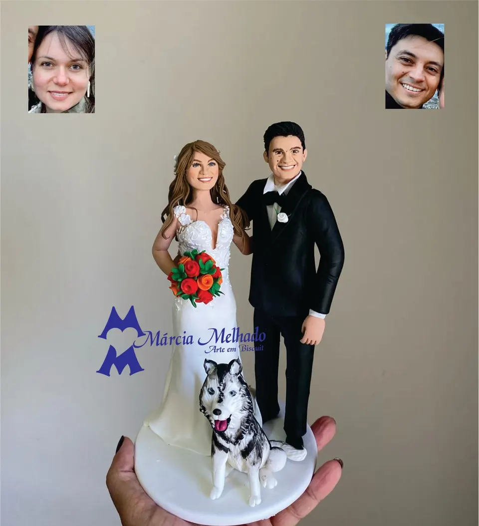 Noivinhos com cachorro husky e buquê de rosas laranja Noivinhos de biscuit: noiva de vestido de renda com buquê laranja, noivo de smoking preto e cachorro husky sentado na base