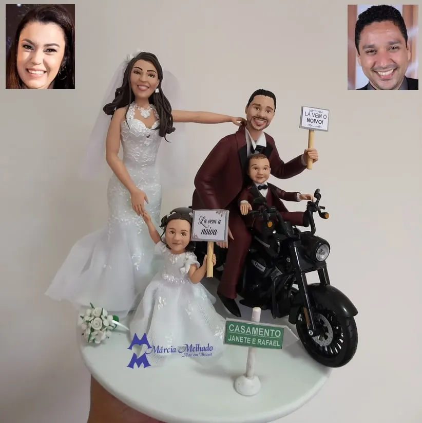 Noivinhos com dois filhos e moto custom com plaquinhas Lá vem a noiva Noivinhos de biscuit com dois filhos, noivo de terno vinho em moto custom preta e plaquinhas Lá vem a noiva e Lá vem o noivo