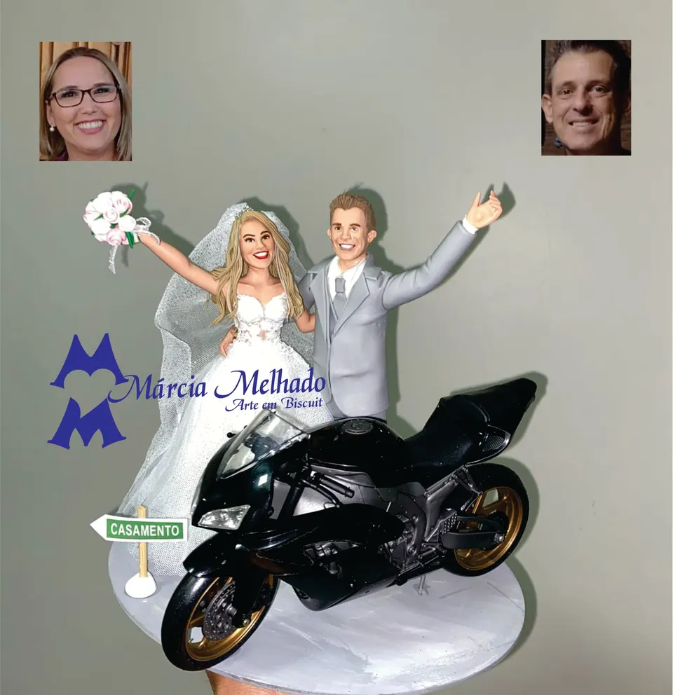 Noivinhos com moto esportiva preta e placa de casamento Noivinhos de biscuit de braços erguidos atrás de moto esportiva preta de rodas douradas, com placa de estrada casamento