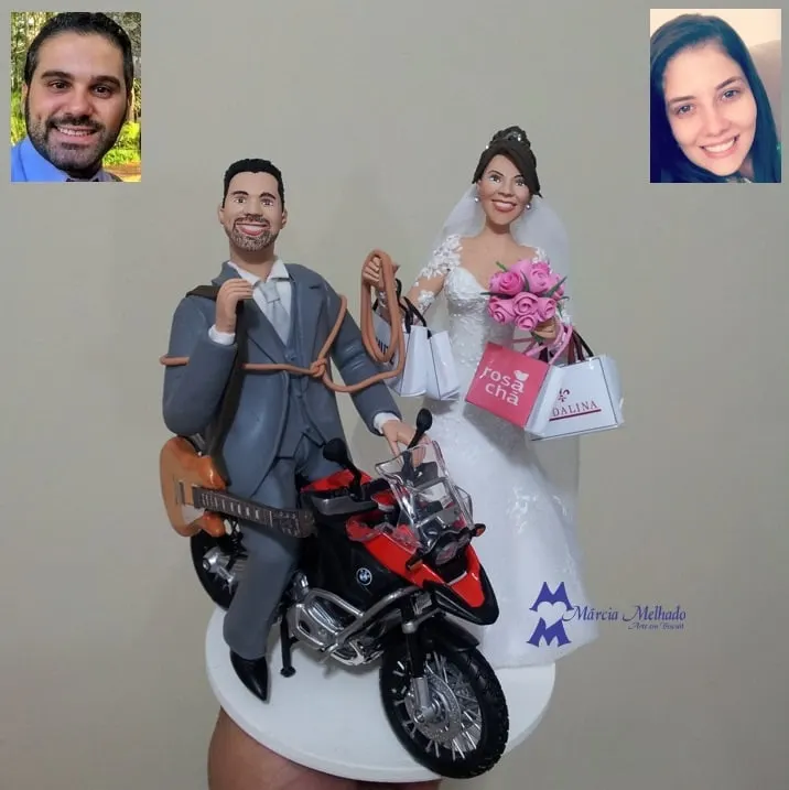 Noivinhos com moto, violão e sacolas de compras Noivinhos de biscuit: noivo de terno cinza com violão laçado pela noiva com buquê e sacolas, ao lado de moto BMW vermelha