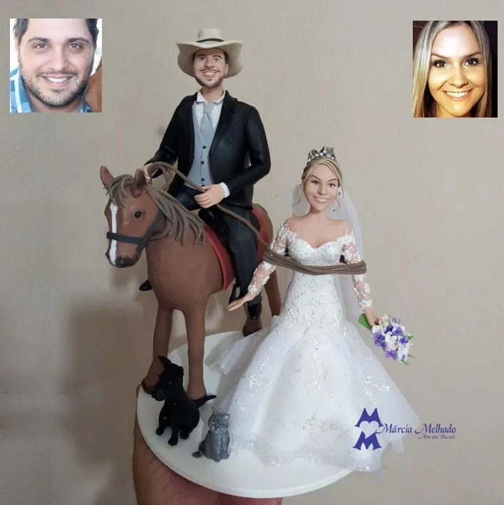 Noivinhos com noivo a cavalo laçando a noiva, cachorro e gato Noivo de chapéu montado em cavalo marrom laçando a noiva de vestido branco, com cachorro preto e gato cinza aos pés