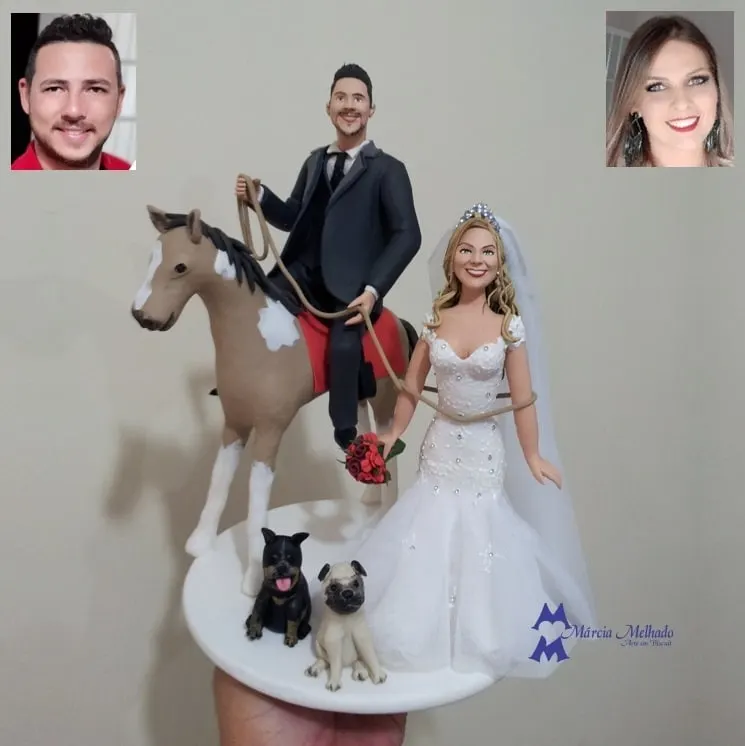 Noivinhos com noivo a cavalo laçando a noiva e dois cachorros Noivinhos de biscuit: noivo de terno preto montado em cavalo pampa laçando a noiva de vestido branco, com pug e filhote preto