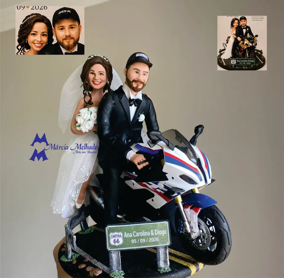 Noivinhos em moto esportiva com placa de estrada Noivinhos de biscuit em moto esportiva branca, noivo de boné e smoking pilotando e noiva de véu na garupa com buquê branco