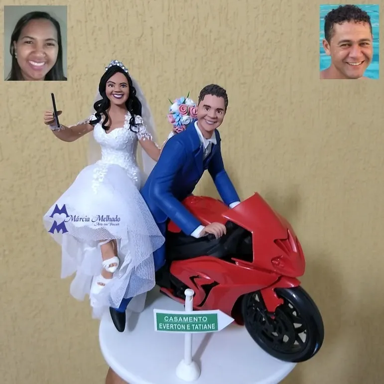 Noivinhos em moto esportiva vermelha com placa de casamento Noivo de terno azul em moto esportiva vermelha com noiva de vestido rendado na garupa e placa verde de casamento