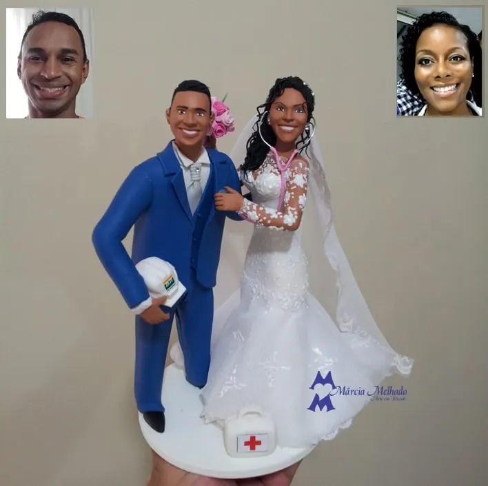 Noivinhos enfermeira com estetoscópio e noivo com capacete de obra Noivinhos de biscuit: noiva de vestido sereia com estetoscópio rosa e noivo de terno azul com capacete de obra