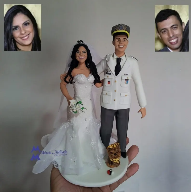 Noivinhos militar de gala e noiva com yorkshire e pokébola Noivo de biscuit em uniforme militar de gala branco com quepe, noiva morena de vestido sereia e yorkshire com laço na base