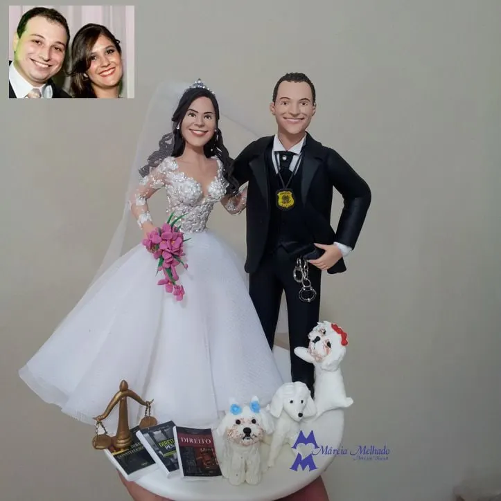 Noivinhos policial com distintivo e noiva advogada com livros e cachorros Noivinhos de biscuit: noivo de terno preto com distintivo policial e algemas, noiva com buquê de orquídeas, livros e cães