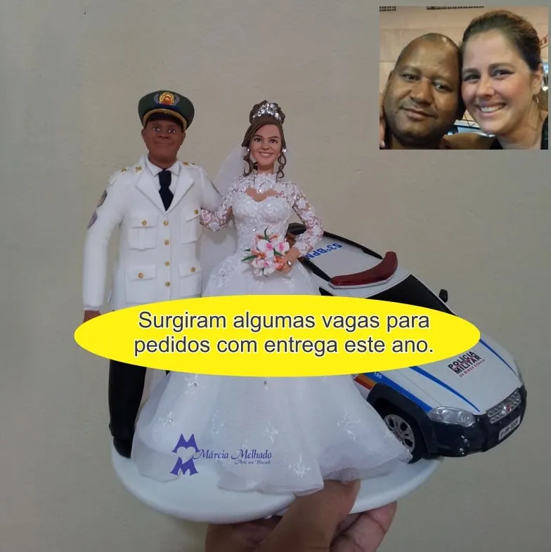 Noivinhos policial militar de gala com viatura Topo de bolo de biscuit com noivo de farda branca de gala da Polícia Militar e noiva de renda ao lado de uma viatura