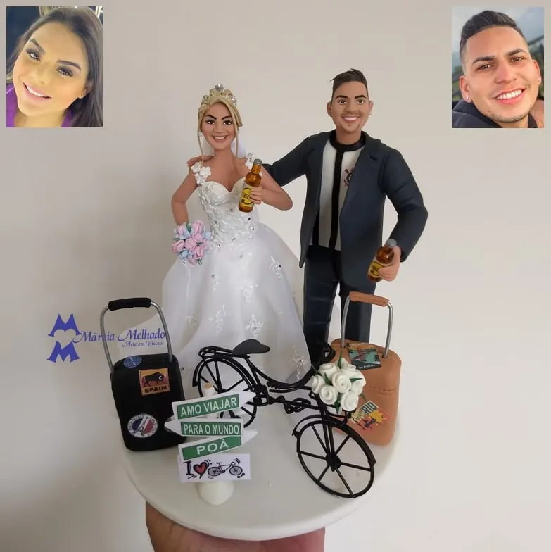 Noivinhos viajantes com bicicleta, malas e cerveja Noivinhos de biscuit com garrafas de cerveja, bicicleta preta, malas de viagem com adesivos e placas Amo viajar na base