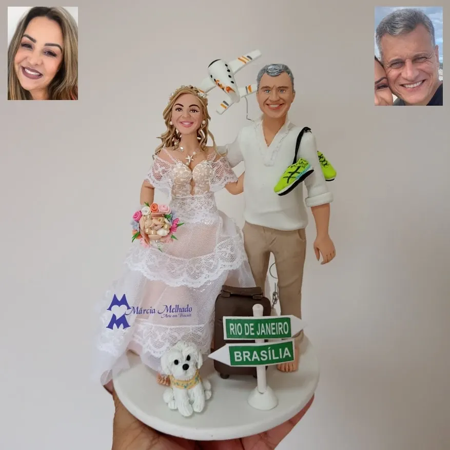 Noivinhos viajantes com placa Rio de Janeiro e Brasília, avião e cachorro Noivinhos de biscuit com avião, mala, placa Rio de Janeiro e Brasília, tênis no ombro do noivo e cachorrinho branco na base