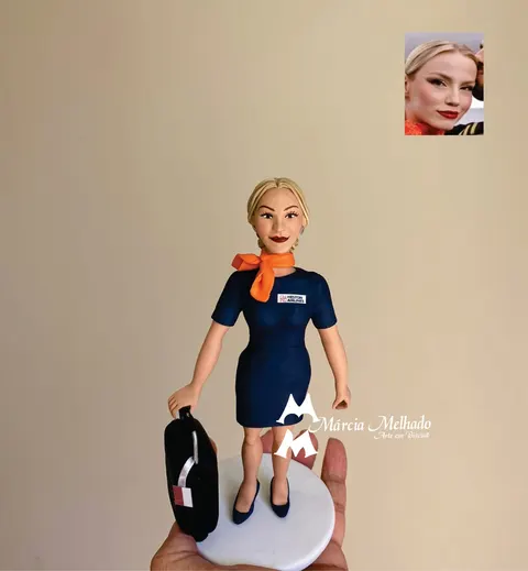Boneca de biscuit de aeromoça loira com vestido azul-marinho, lenço laranja no pescoço e mala preta de rodinhas